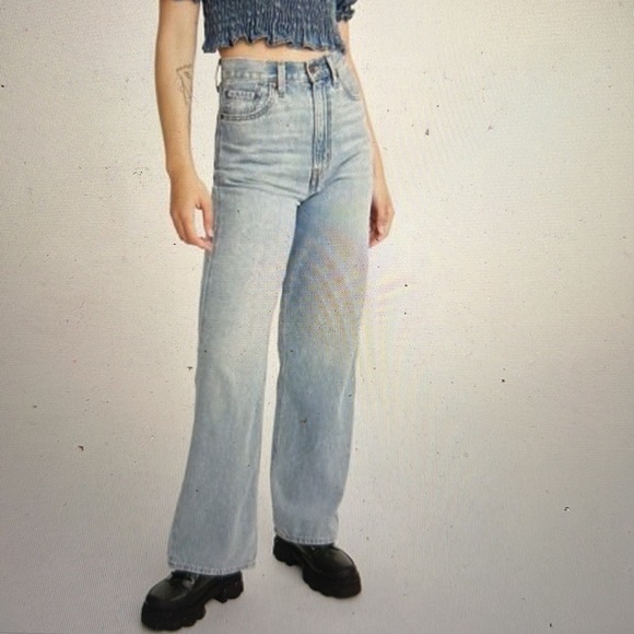 High Rise Loose Levi’s - Picture 3 of 4